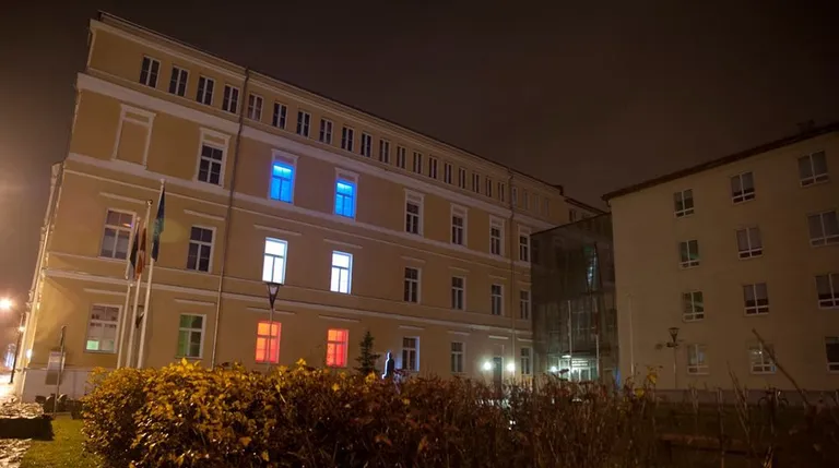 Prantsusmaa lipu värvides Jaan Poska gümnaasium. Foto: