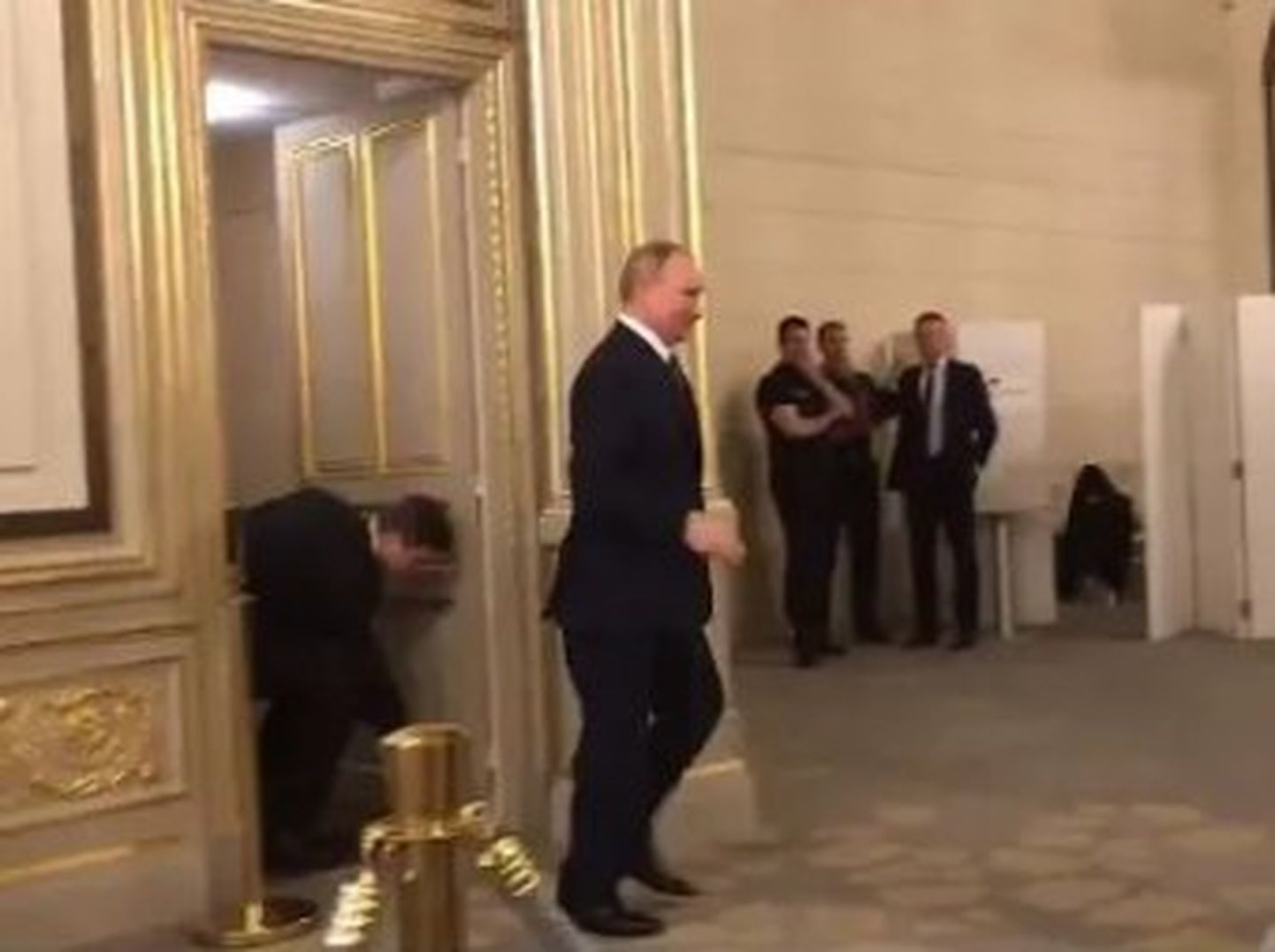 Сколько людей сопровождает Путина, когда он идет в туалет