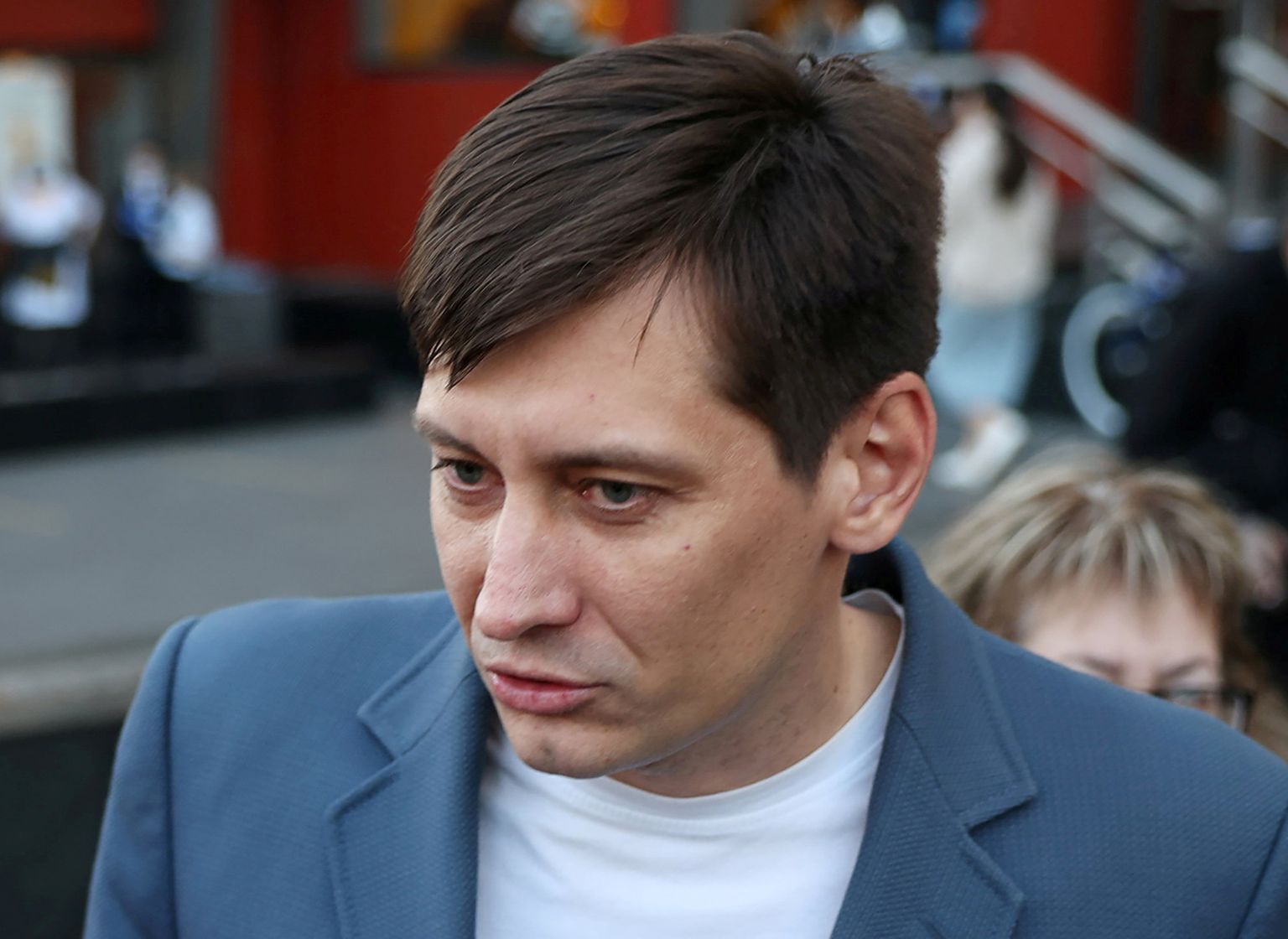 Оппозиционер Дмитрий Гудков уехал из России.