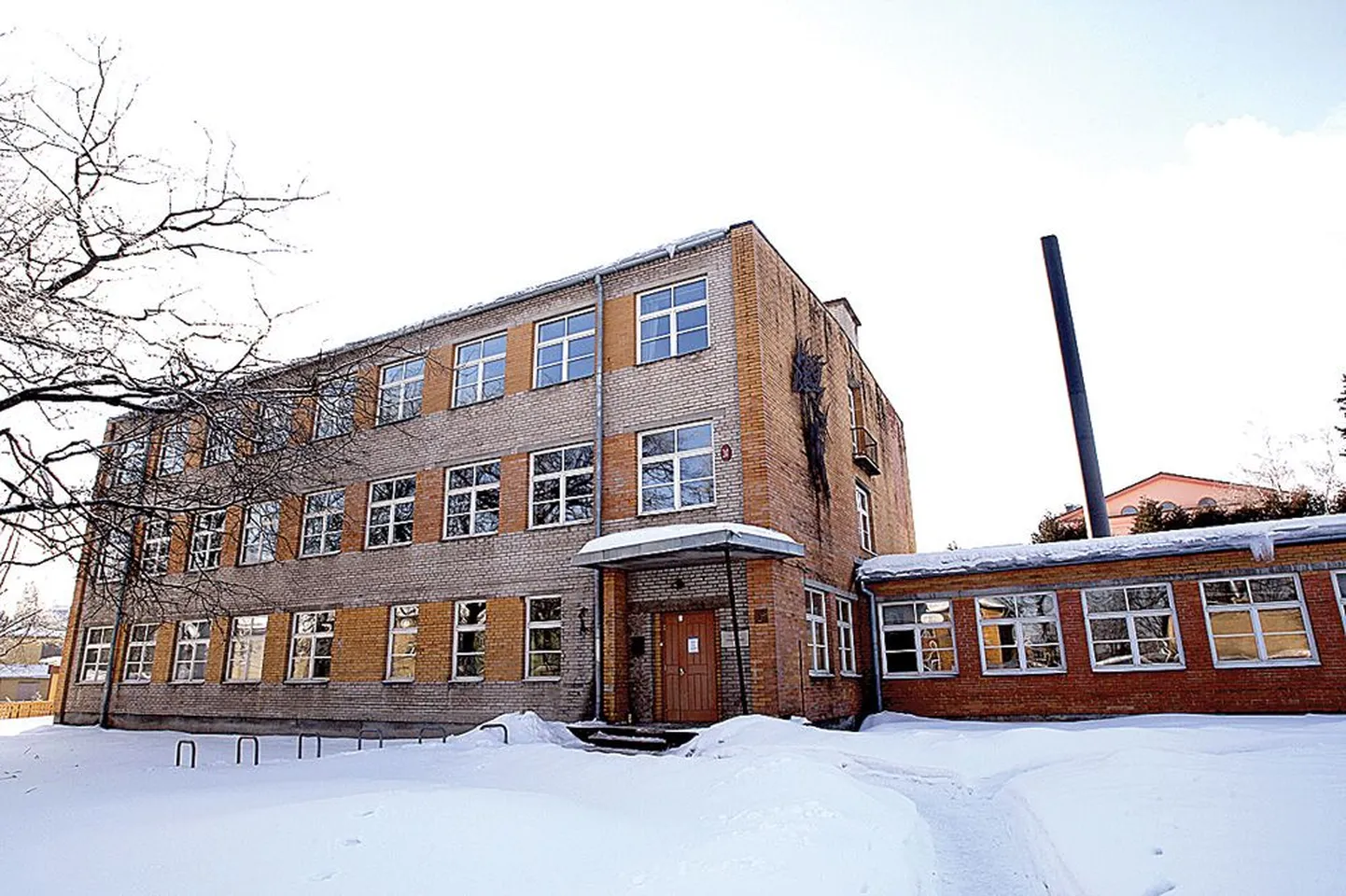 Tartu täiskasvanute gümnaasiumi uueks majaks kaalub linnavalitsus Salme 1b maja, mis praegu kuulub Tartu Ülikoolile.