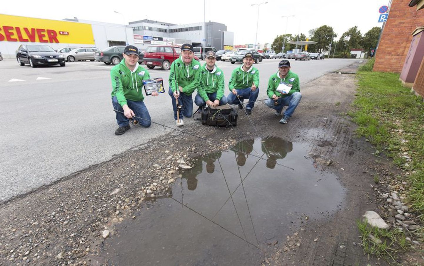 Et eile võistlejaid veel Viljandi järvele ei lubatud, näitas linnaga tutvuv Iiri meeskond oma varustust Centrumi taga parklas, kus leidus ka väike veesilm.