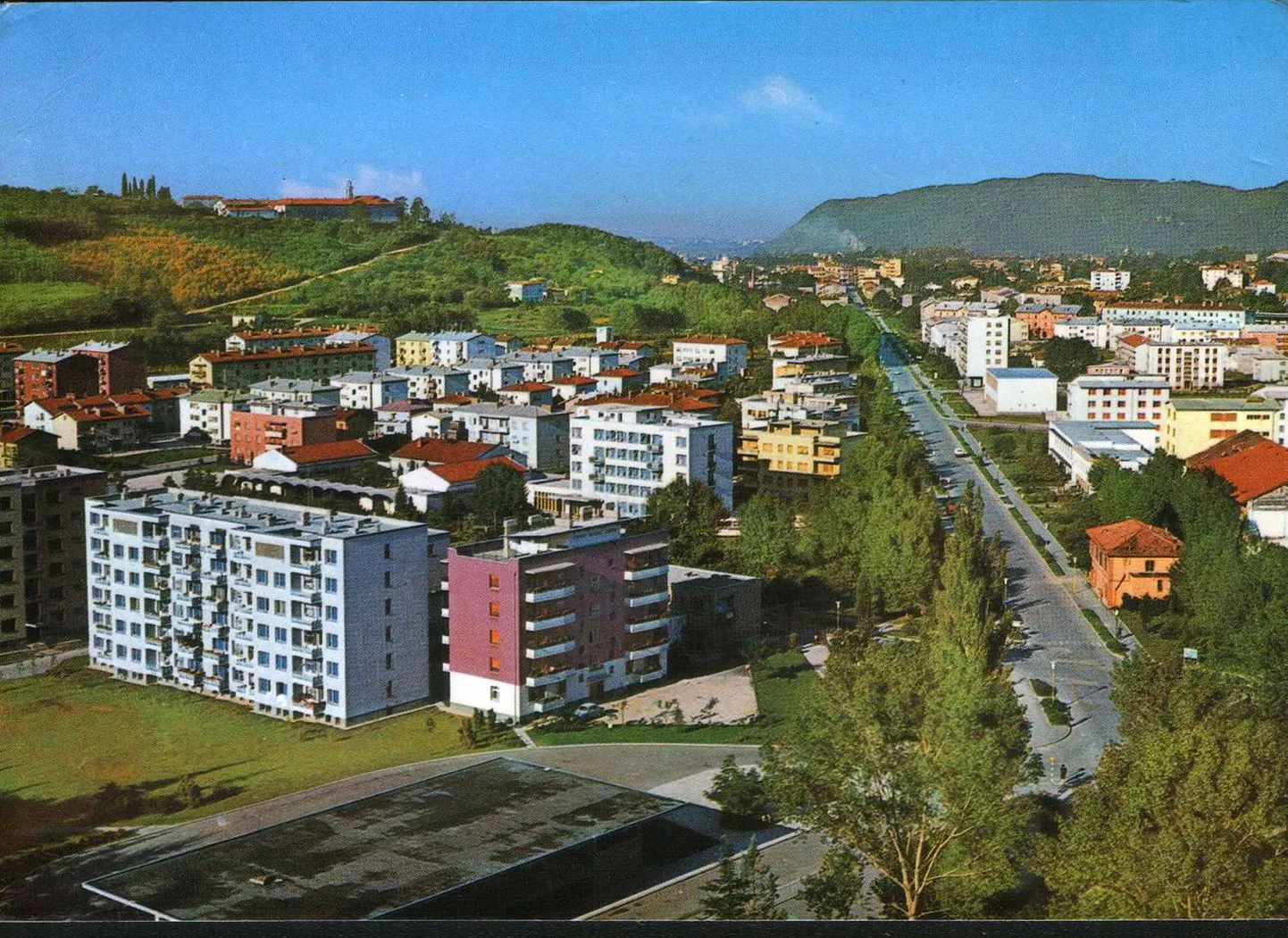 Nova Goriciale on omane modernistlik arhitektuuristiil.