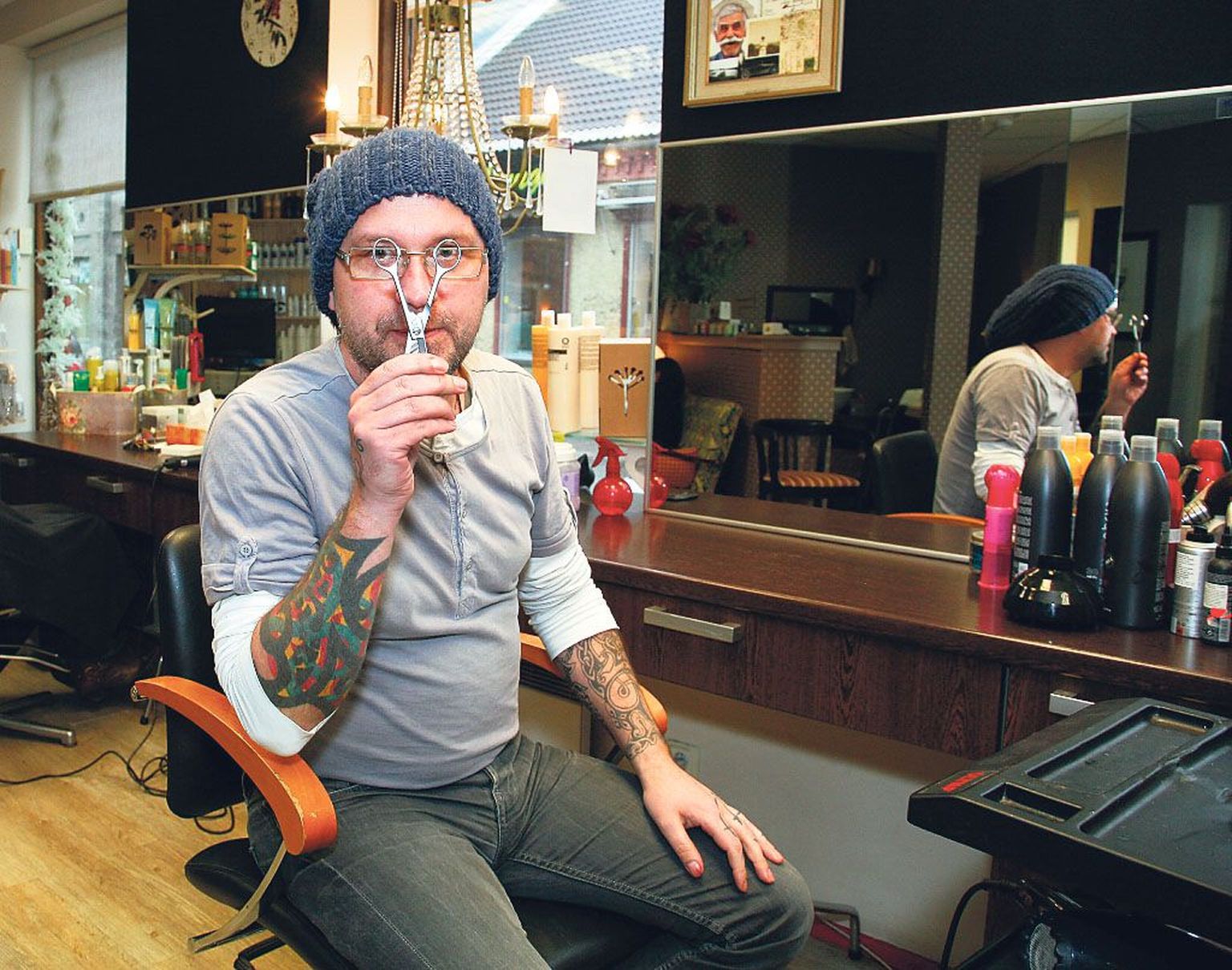 Di Elly salongi frisööri Tõnu Viigi leivanumbriks on punkariharjad, sest ta lemmiktöövahend on käärid.