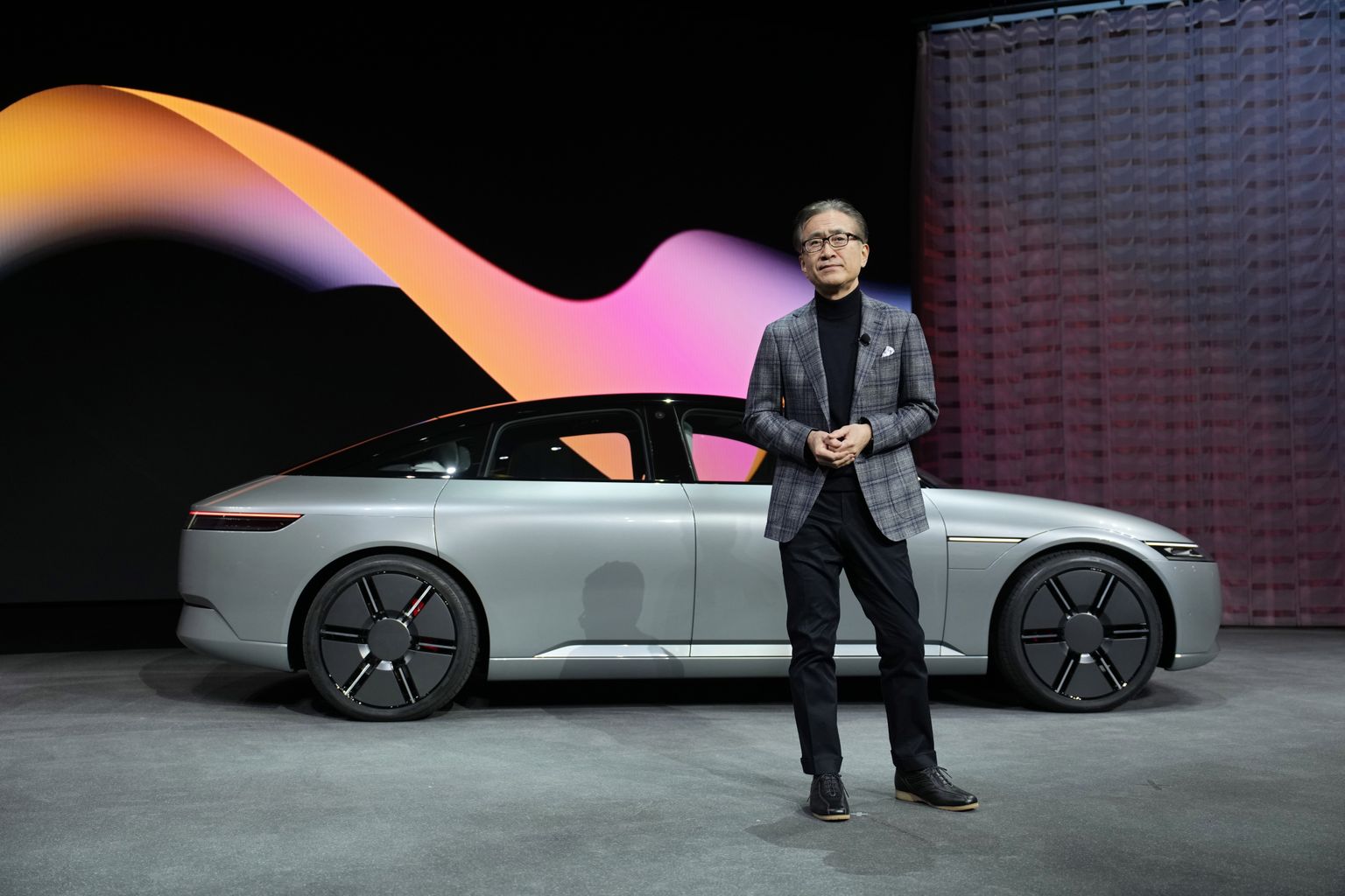 Sony Grupi tegevjuht Kenichiro Yoshida astus esimest korda CES-i lavale Sony ja Honda koostöös valminud elektriauto Afeela prototüübiga. Sellised isejuhtivad liikurid jõuavad teedele 2026. aastal.
