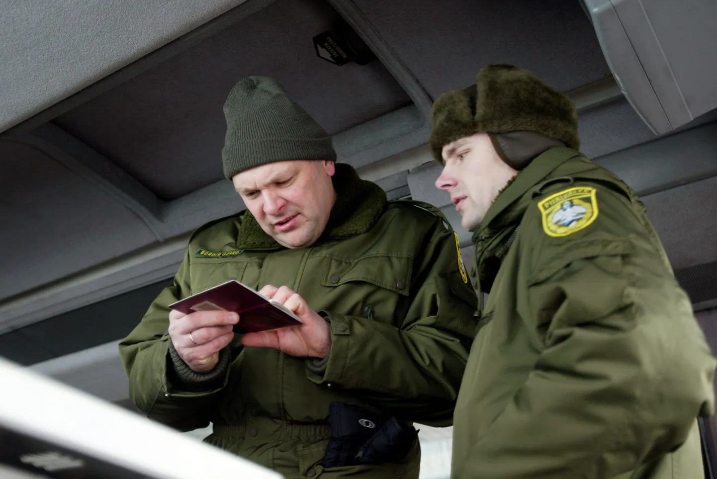 Siseminister Marko Pomerants (vasakul) piiriületajate dokumente kontrollimas.