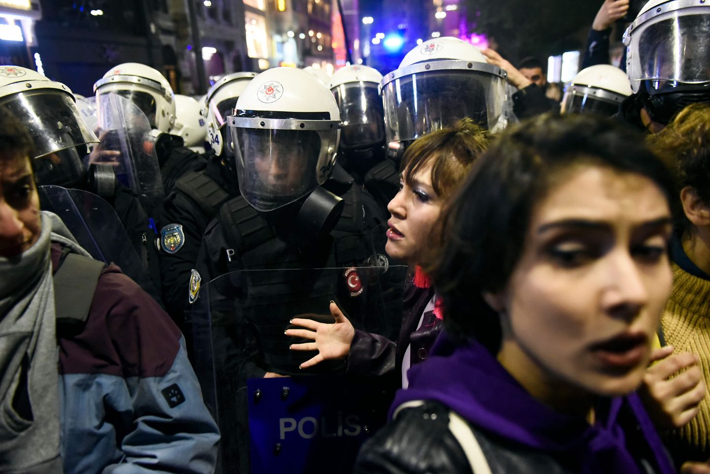 Turcijas policija vēršas pret Stambulā aizliegtās Starptautiskajai sieviešu dienai veltītās demonstrācijas dalībniecēm