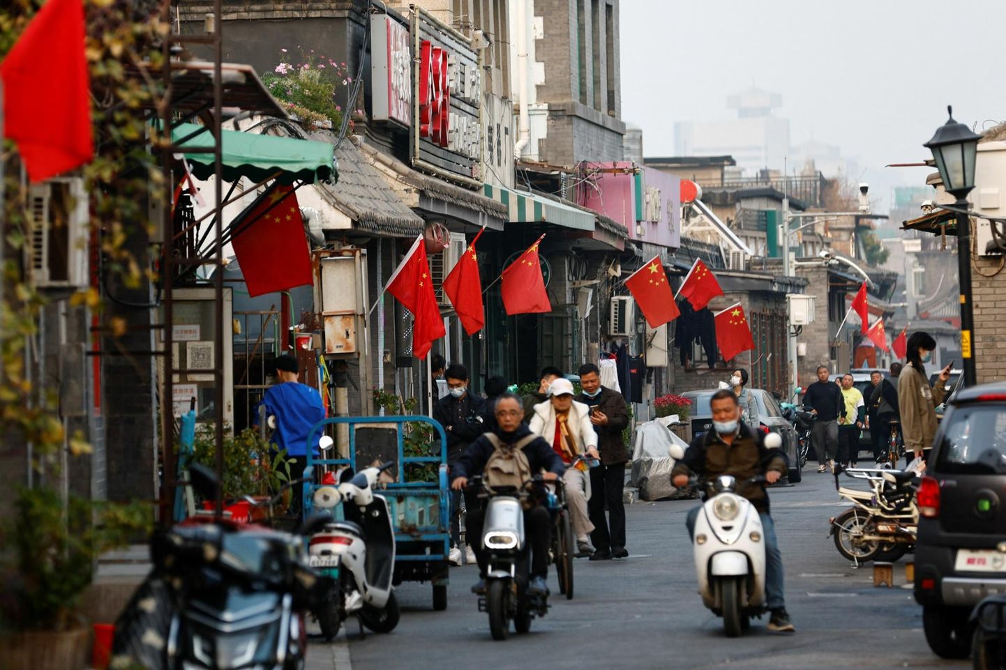 Hiina Kommunistliku Partei kongressi auks lippudega ehitud maantee. Pühapäeval alanud parteikongress lõpeb 22. oktoobril.
