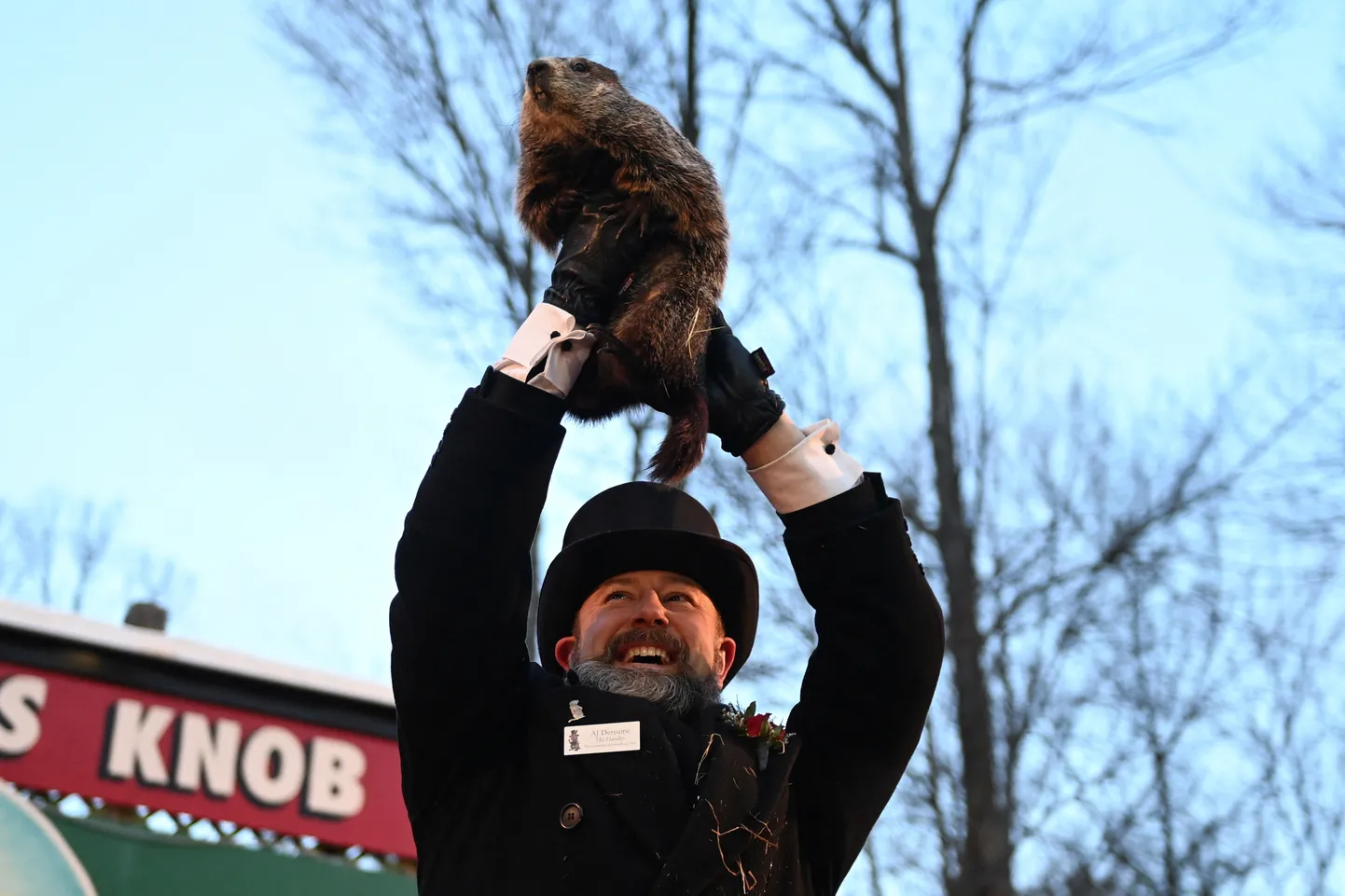 USA Pennsylvania kuulus metsümiseja Punxsutawney Phil ja ta hooldaja  A. J. Dereume 2. veebruaril 2022 Punxsutawneys Gobbler's Knobis