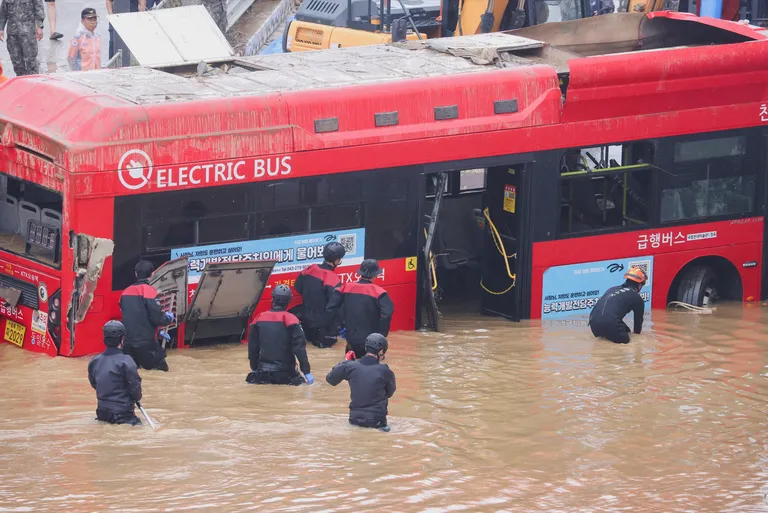 Шесть тел спасатели достали из затопленного автобуса