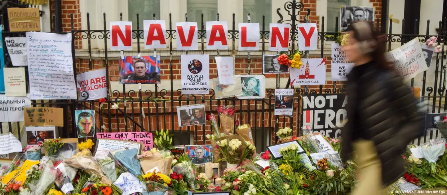 Один из стихийных мемориалов Алексею Навальному