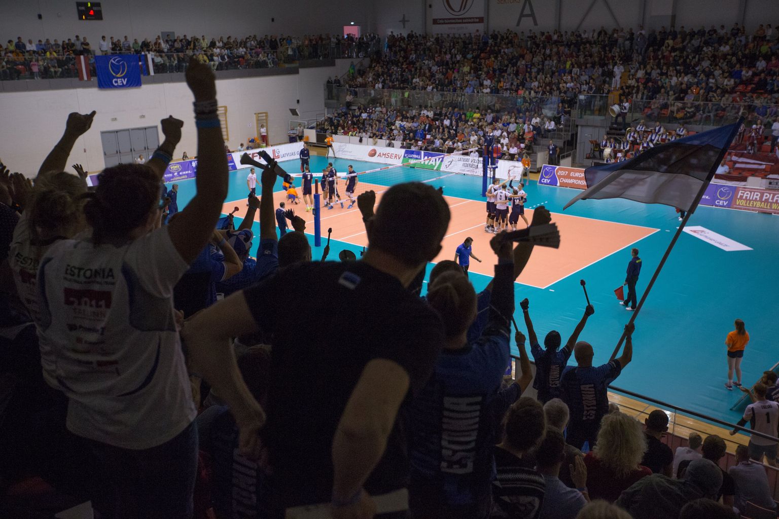 Jelgavasse oli Eesti koondist toetama sõitnud ka umbes 400-pealine toetajaskond. Mängijad loodavad palju fännide toele otsustavas kohtumises Tondiraba hallis.