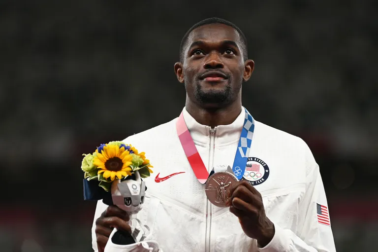 Rai Benjamin Tokyo poodiumil.