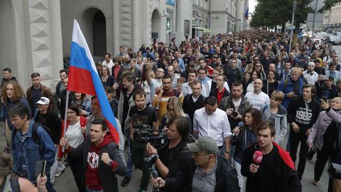 Сотни человек вышли на акцию поддержки независимых кандидатов в Москве