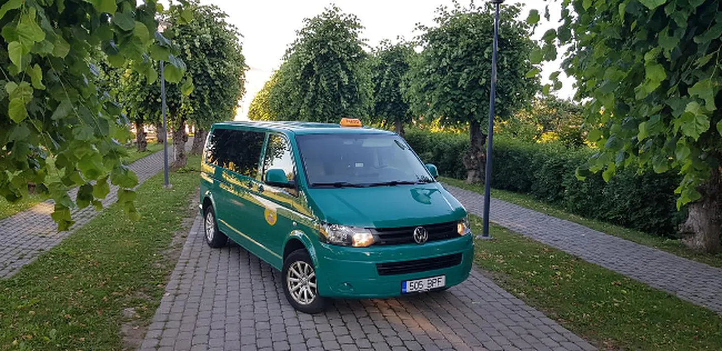 Veltsi lapsi hakkab kooli ja tagasi vedama väikebuss, mis osutab ka taksoteenust.