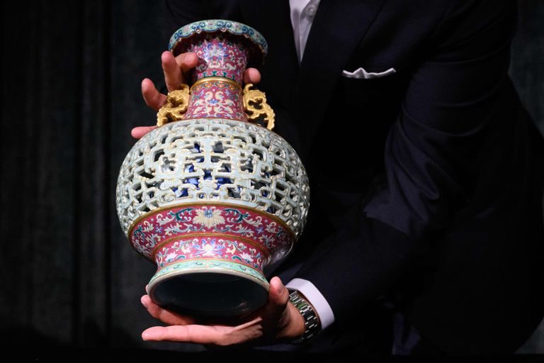 Hiina 18. sajandi keisrile Qianlongile kuulunud vaas müüdi Hongkongi oksjonil 8 miljoni euro eest