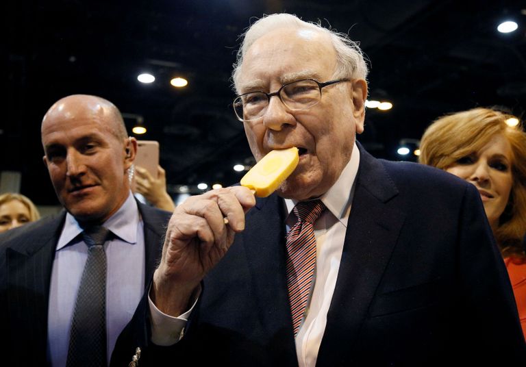 Miljardär Warren Buffett enne Berkshire Hathaway aastakoosolekut. 
 
