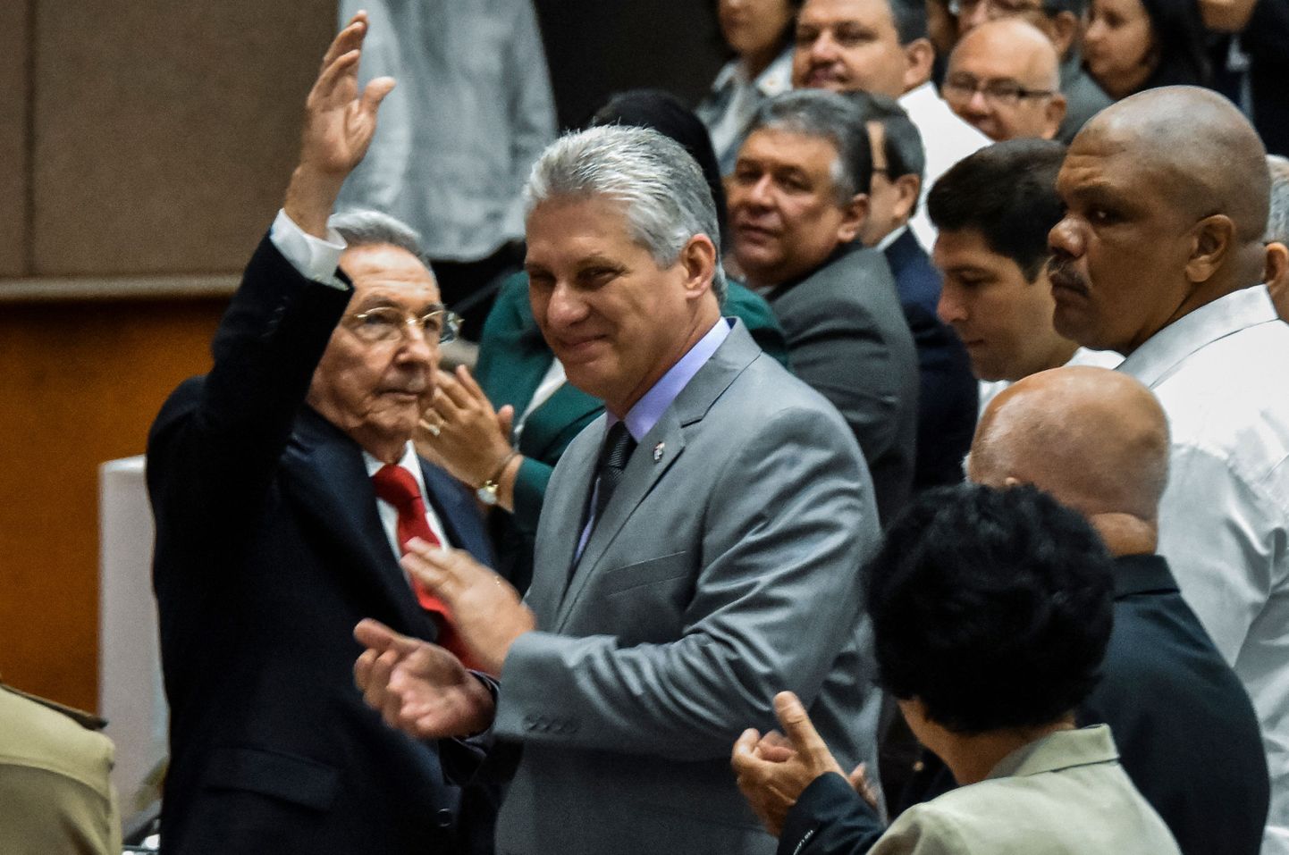 Miguel Diaz-Canel (keskel) Kuuba rahvasaadikute kongressil.