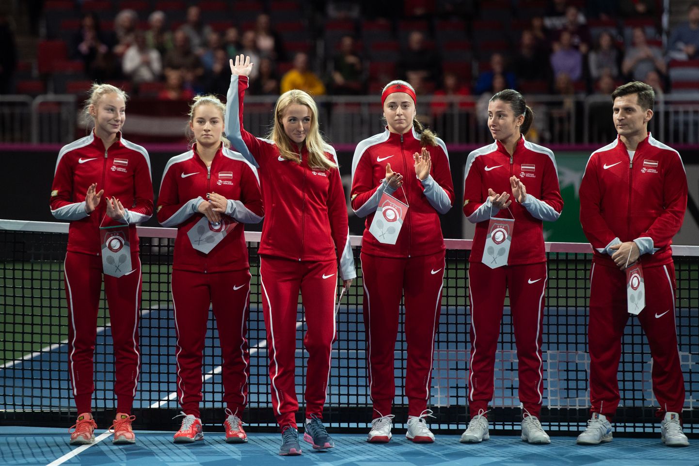 Patrīcija Špaka (no kreisās), Daniela Vismane, Diāna Marcinkēviča, Aļona Ostapenko, Anastasija Sevastova un Adrians Žguns (Latvijas dāmu tenisa izlases kapteinis)