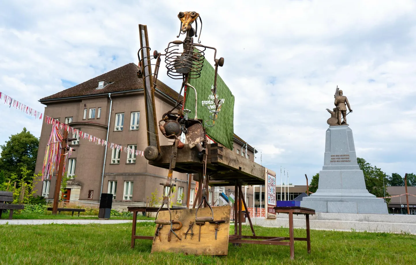 Vanarauast kokku keevitatud kratt jääb Viljandi keskväljaku äärde, vabadussõja ausamba taja oktoobri keskpaigani.