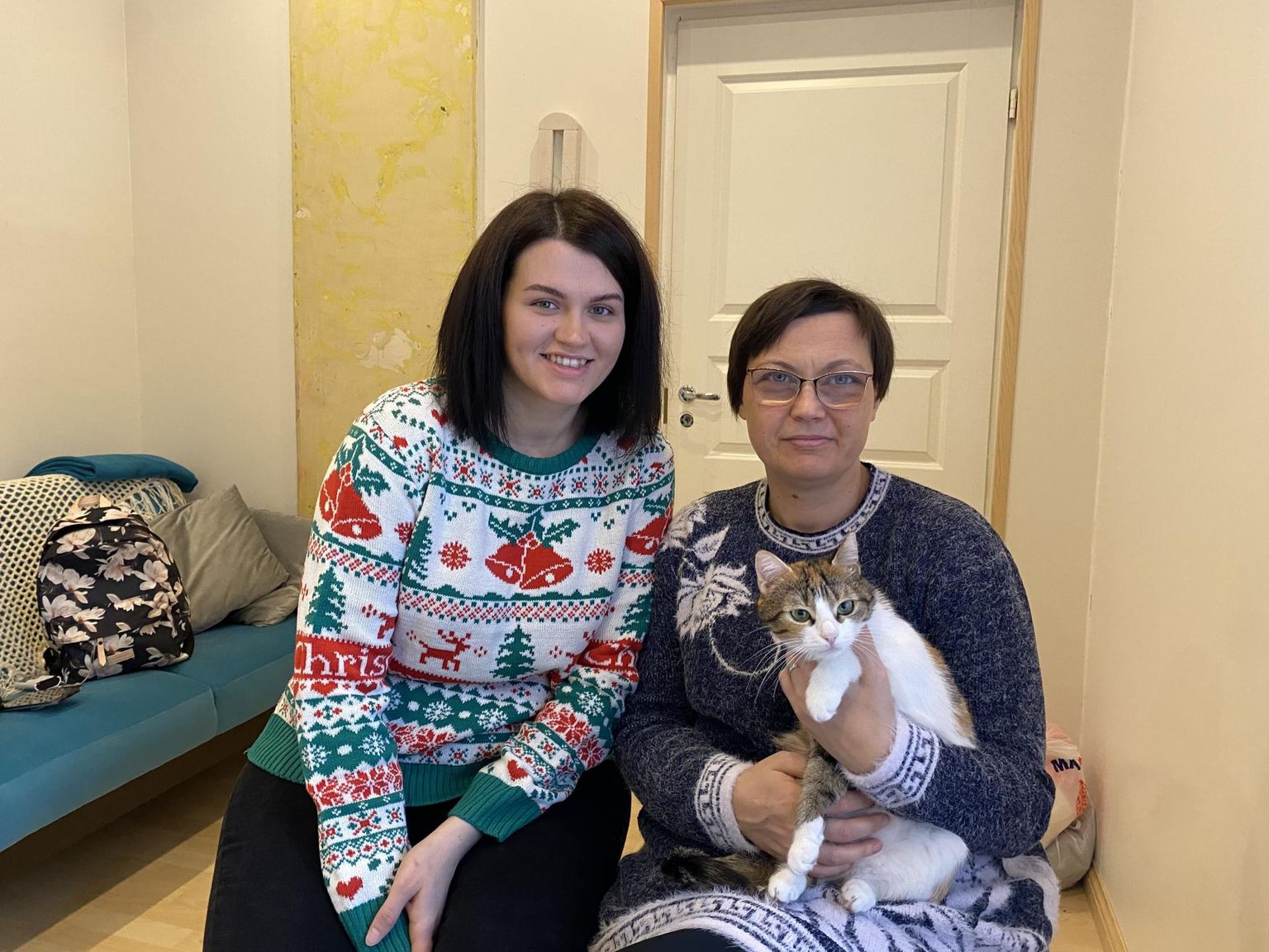 Irina Stepanova (vasakult), Oksana Jefimenko ja nende kass Njuša Türi kodus.