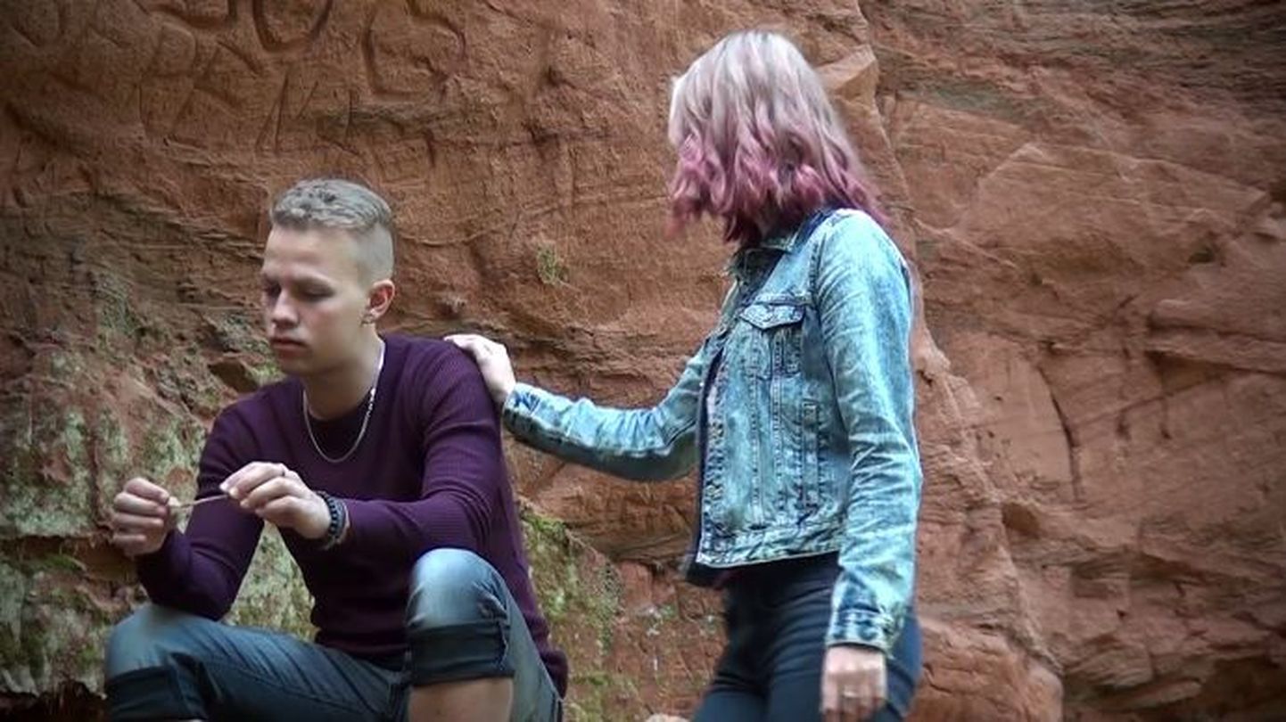 Viljandi Noorte Tugila avaldas video, mille eesmärk on kutsuda inimesi üles üksteist rohkem märkama. Videos näitlevad Erko Sild ja Greete Rätsep.