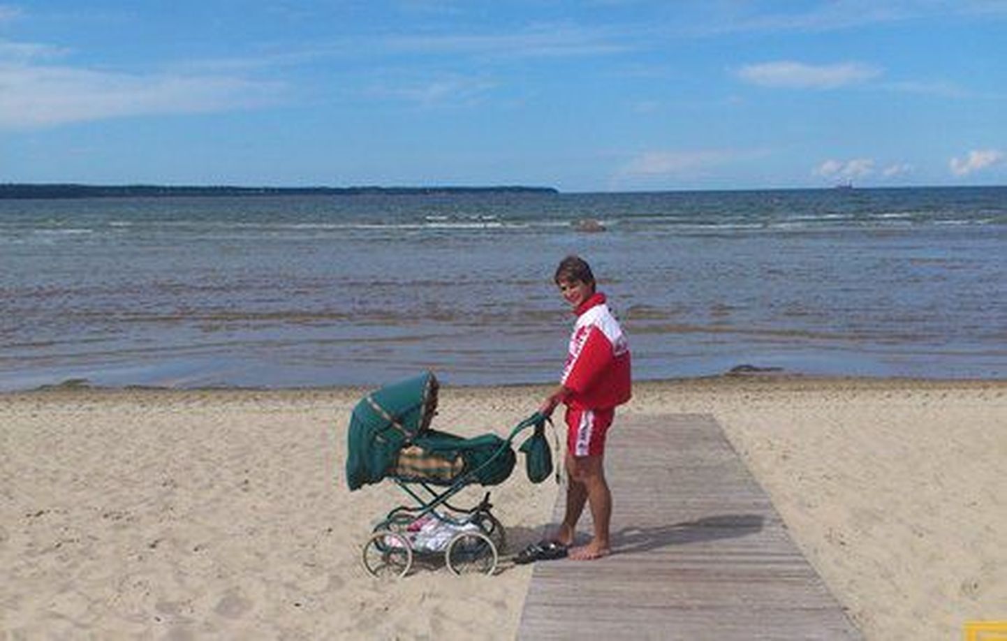 Rannavalvur Stroomi rannas 1. augustil rahustamas üksi jäetud imikut.
