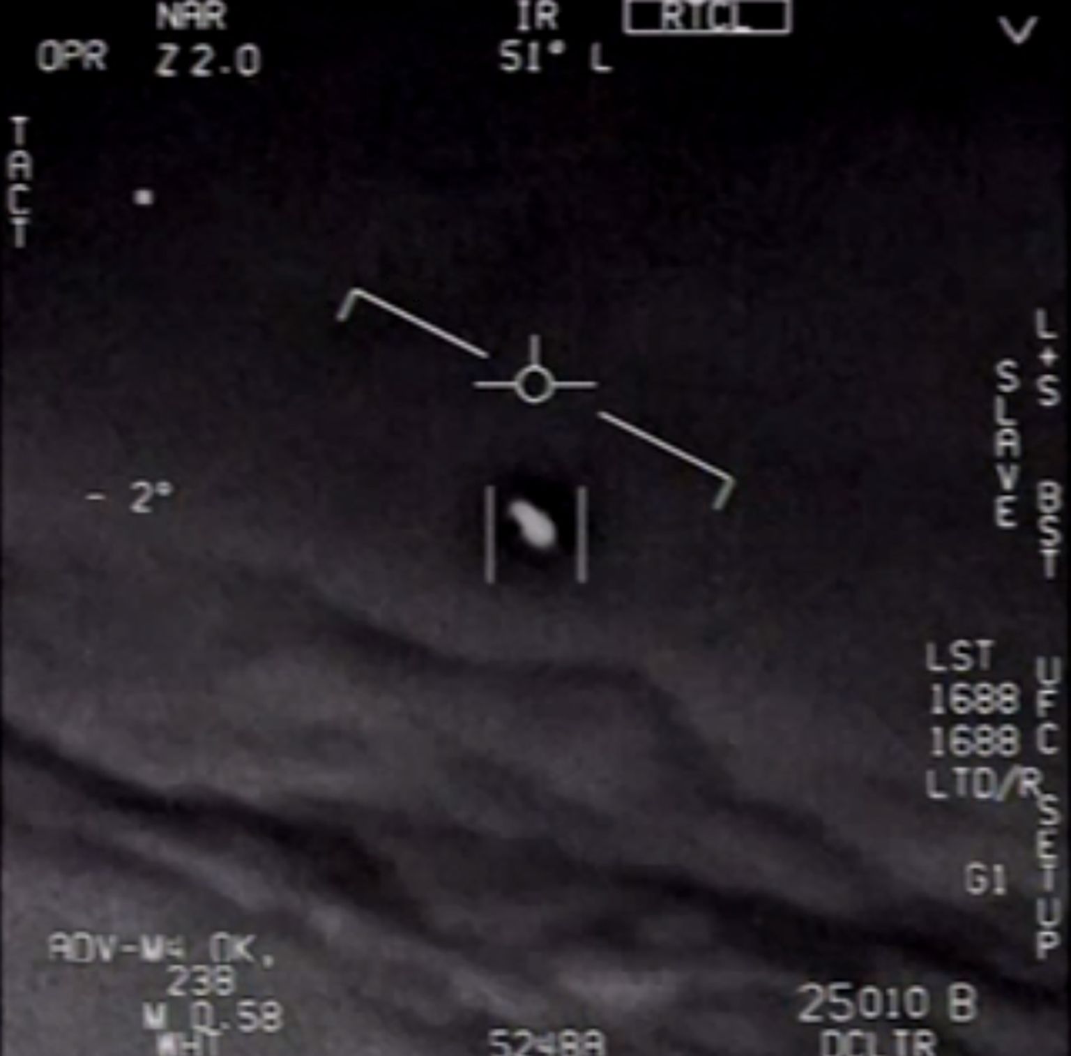 Kaader mullu USA kaitseministeeriumi avalikustatud videost, mis kujutab tundmatut lendavat objekti.