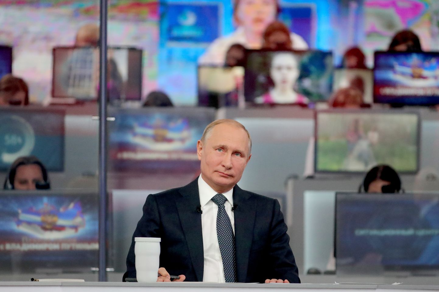 Vladimir Putin vastamas otse-eetris Venemaa elanike küsimustele.
