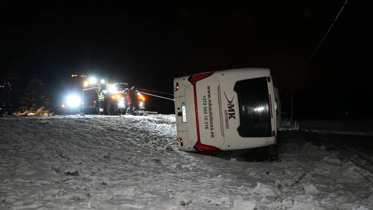 Kraavi sõitnud liinibuss Haljala-Rakvere maanteel.