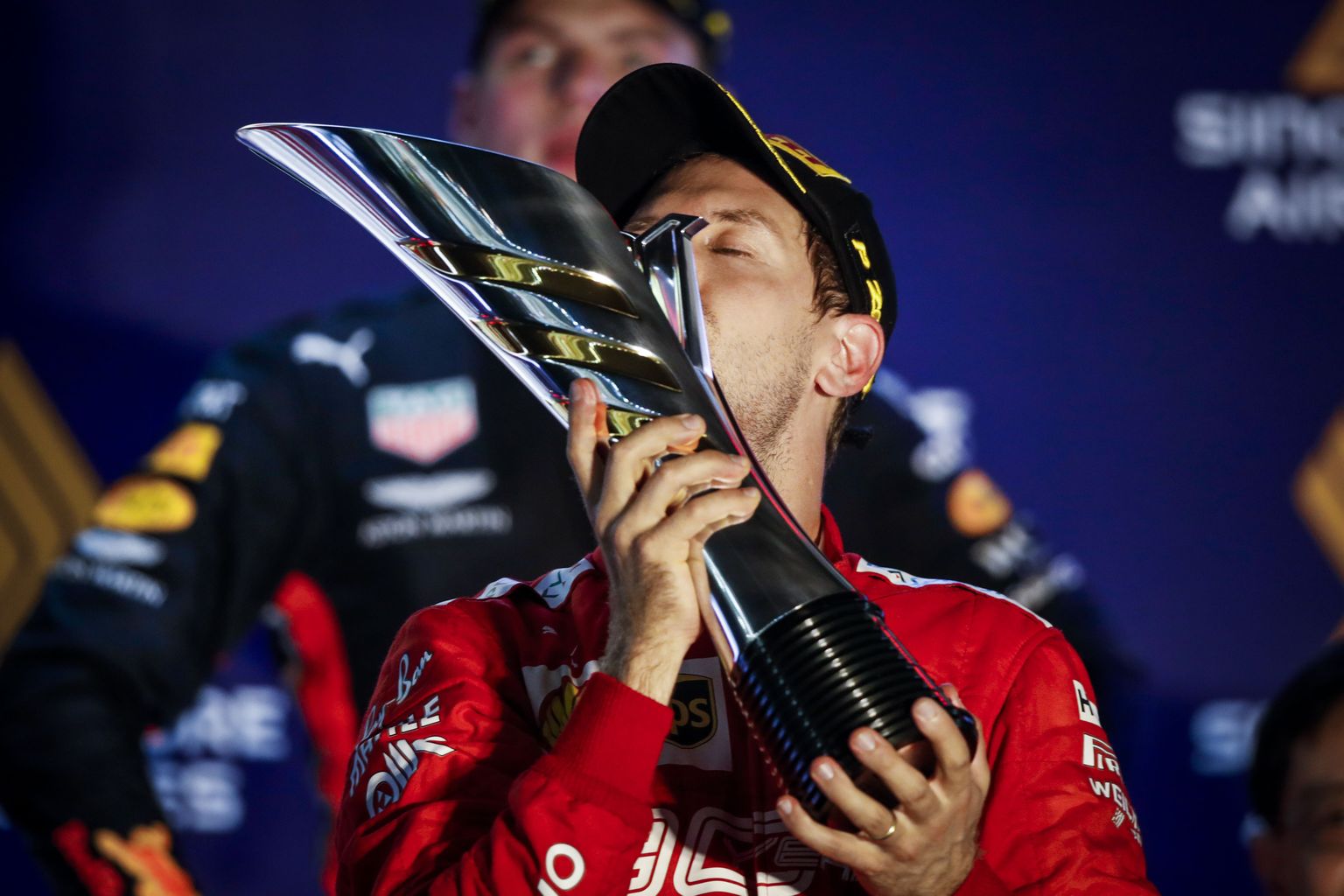 Sebastian Vettel Singapuri  GP võidukarikaga