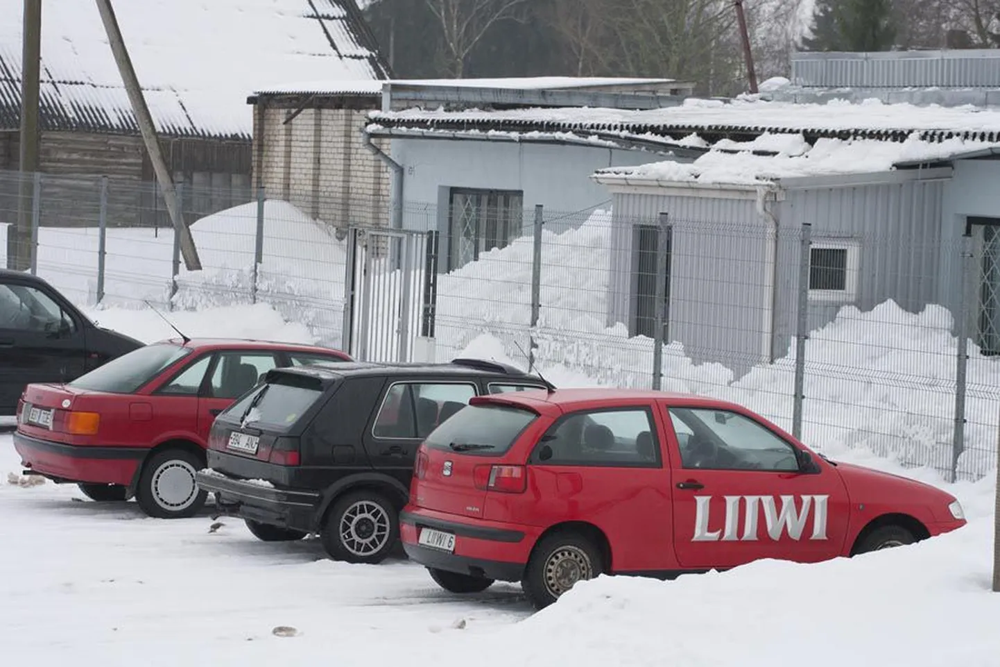 Veel kaks aastat tagasi oli Liiwi Heliisi tehase esine parkla Holstres täis ettevõtte logo kandvaid autosid, kuid firma oli sel ajal juba allakäigutrepil. Hävingu peapõhjus oli salaviinaäri, mida kohtulahendi järgi ajasid firma enda töötajad.