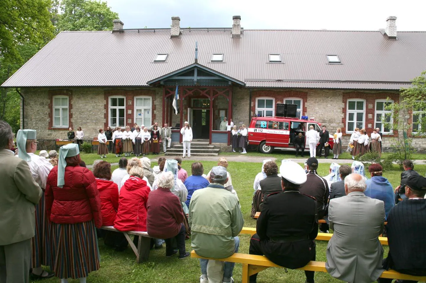Rahvarõivastes huvilised kogunesid Järva-Jaani pastoraadi ette tutvuma kihelkonna ajalooga.