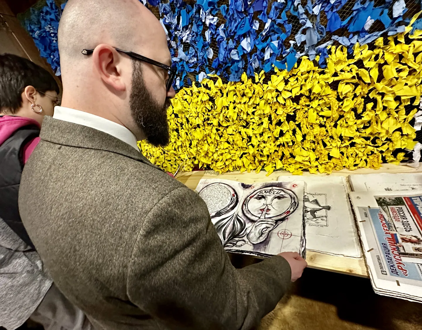 Посол Украины в Эстонии Максим Кононенко на открытии выставки.