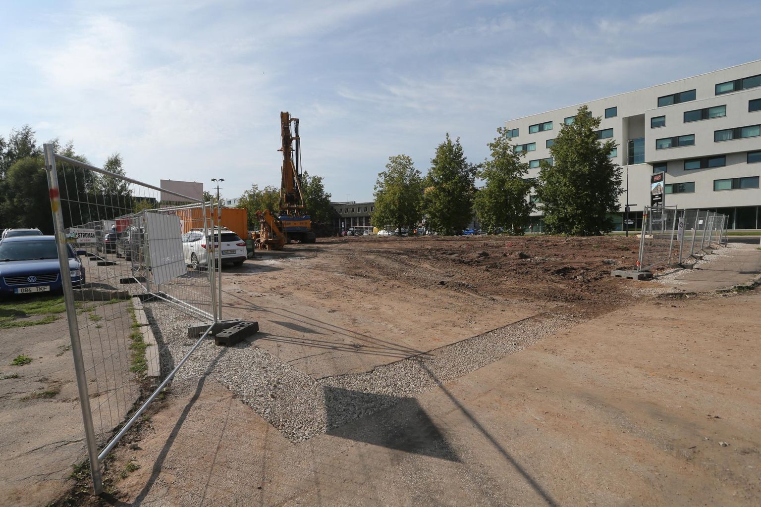 Juba järgmisel suvel kerkib praegusesse Raatuse tänava muda­mülkasse uus, kuue-korruseline hostel. Sille Annuk