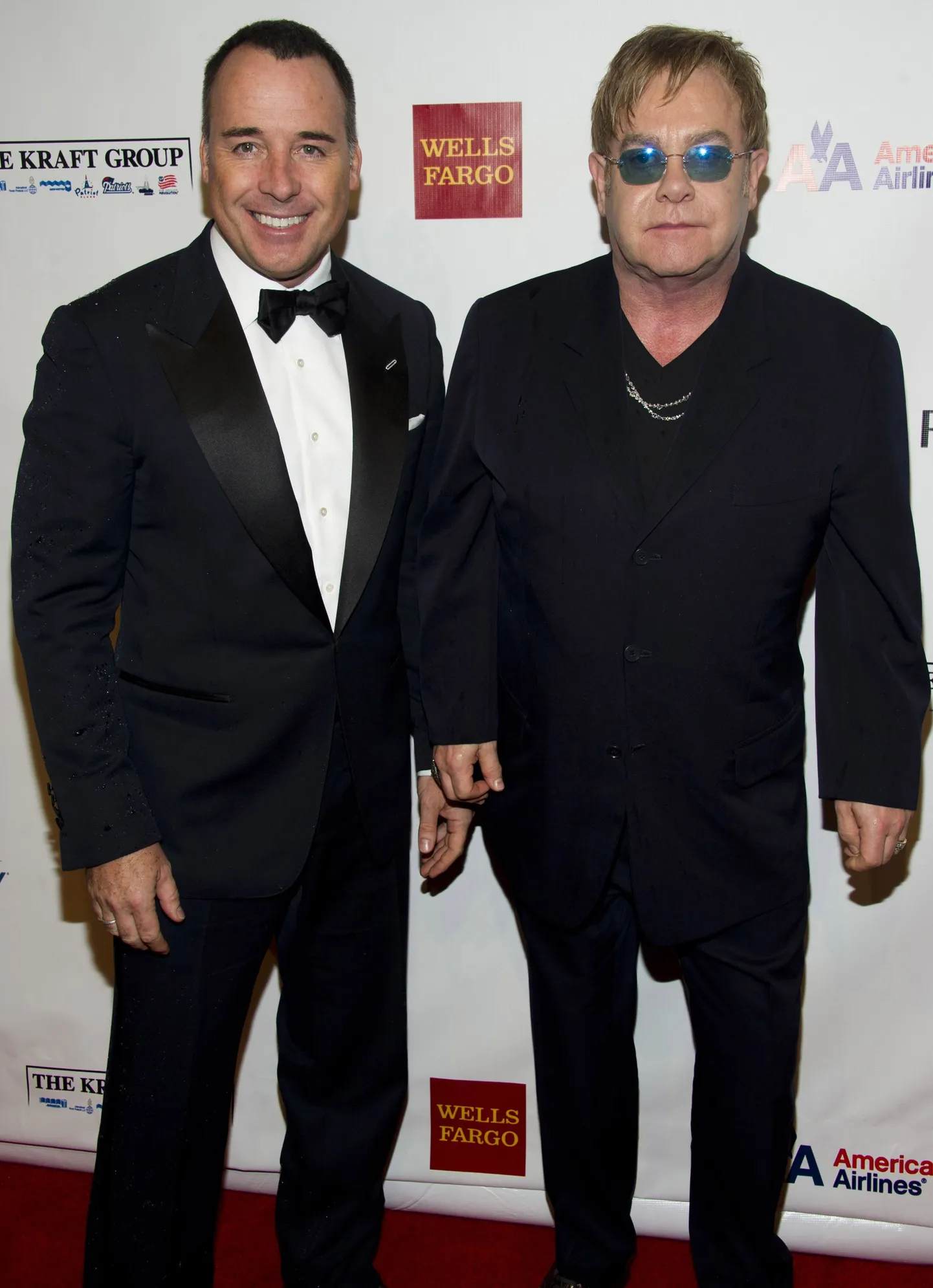 Elton John (paremal) ja David Furnish
