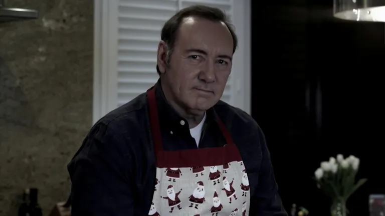 Kevin Spacey oma uues videos Frank Underwoodina