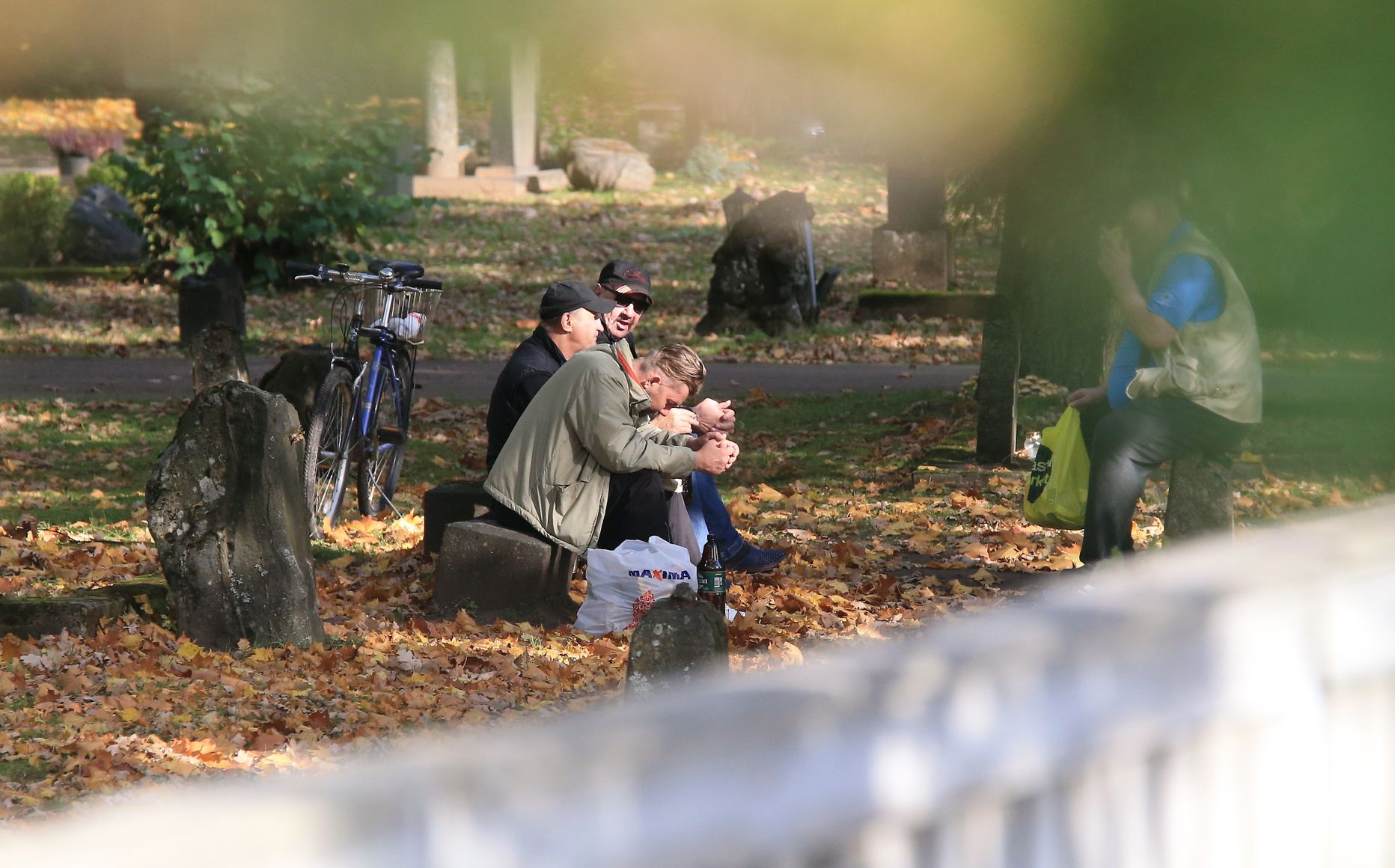 Neli meest istusid eile veidi enne keskpäeva Raadi kalmistul haudade vahel. Neist kaks lahkus kohe, kui Tartu Postimees nendega juttu teha üritas.