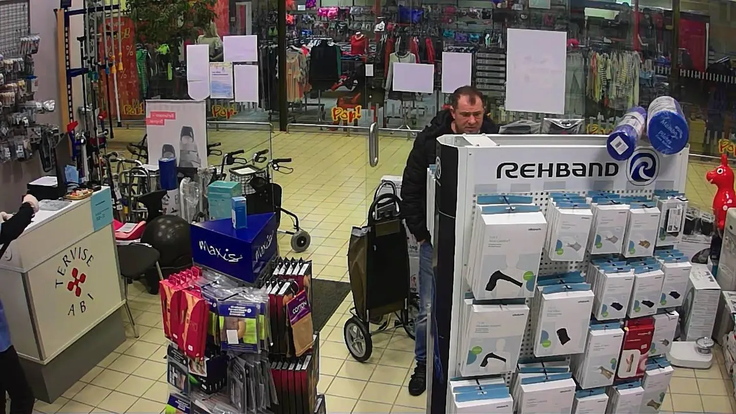 Politsei palub abi, et tuvastada mees, keda kahtlustatakse selles, et ta 23. märtsil kell 12.18 varastas Pärnu Riia maantee Tervise Abi kauplusest küünarnukitoe.