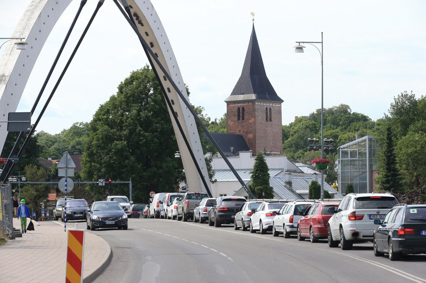 Narva maantee üks lõik on suletud ja seetõttu on Vabaduse sillal kesklinna sõitjaid tavapärasest rohkem.