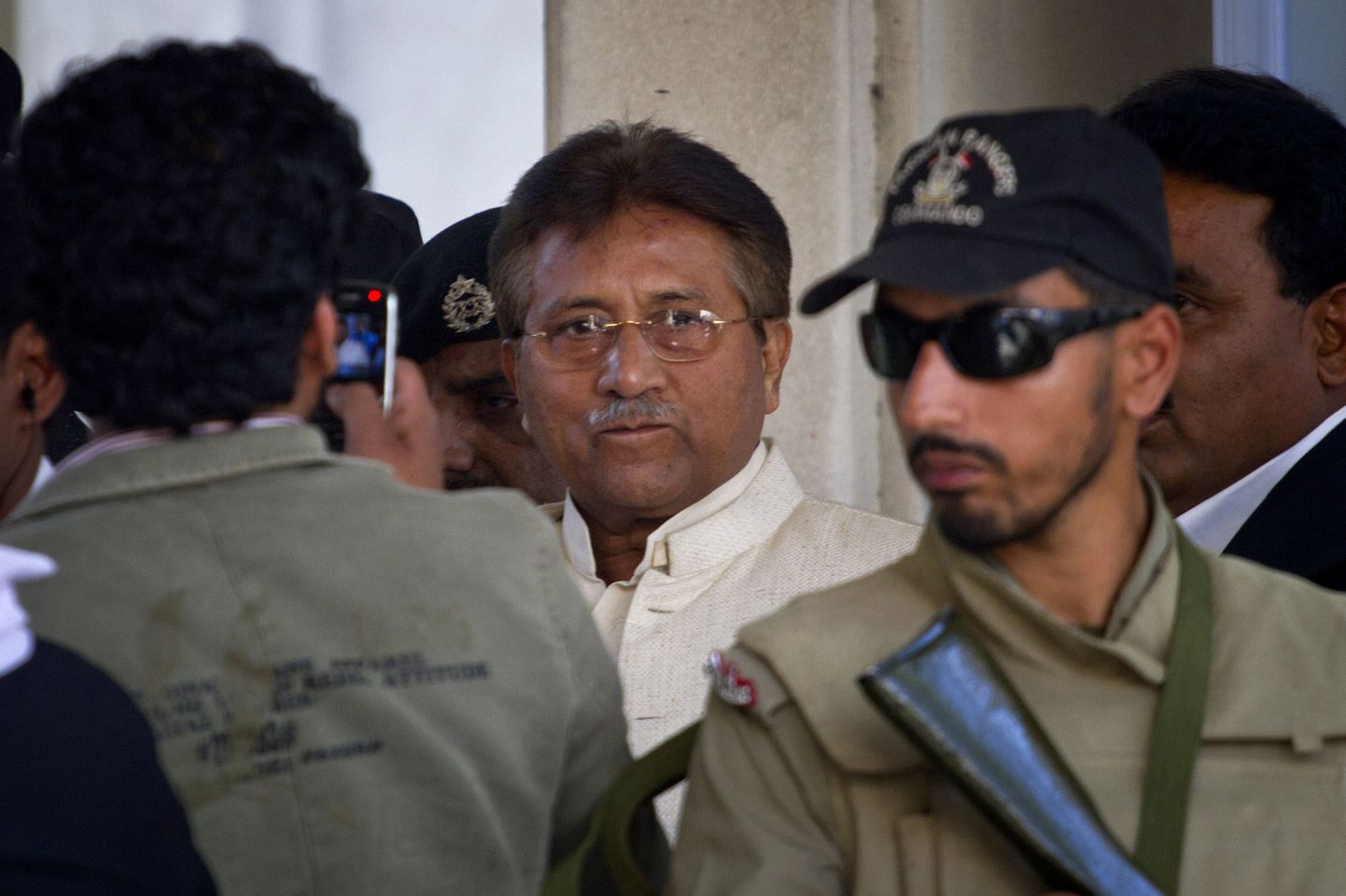 Pakistani endine riigipea Pervez Musharraf (keskel).