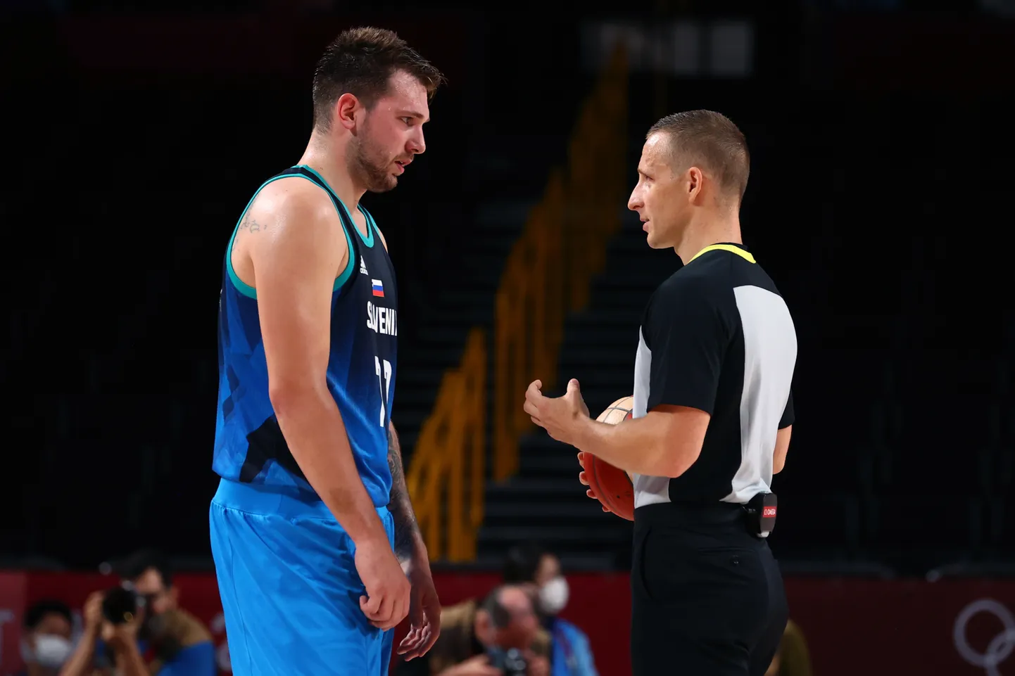 Luka Dončičs un Mārtiņš Kozlovskis.