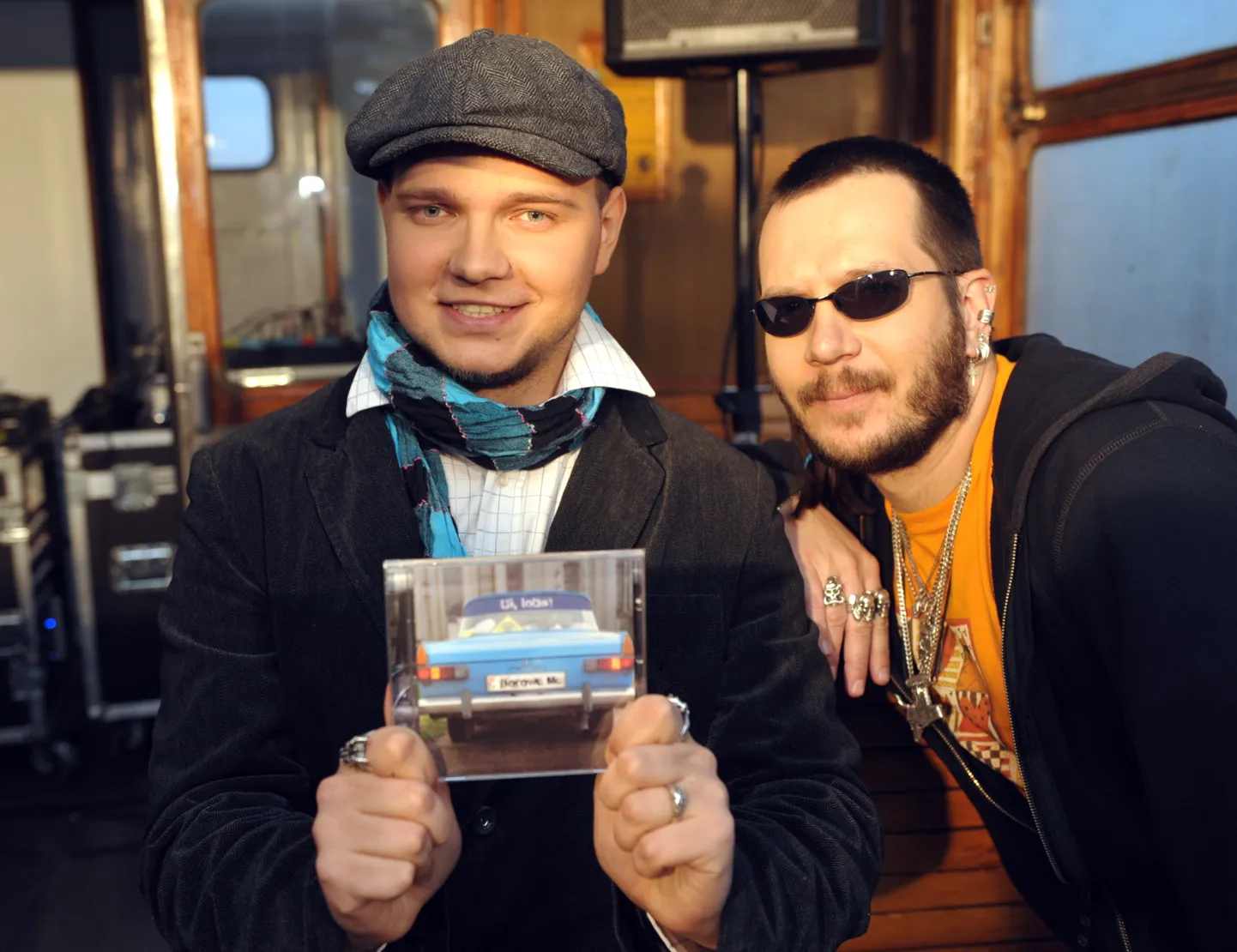 Grupas "Borowa MC" solists Aigars Runčis (no kreisās) un grupas dalībnieks Ingars Gusāns ar albumu "Ui, lobs!".