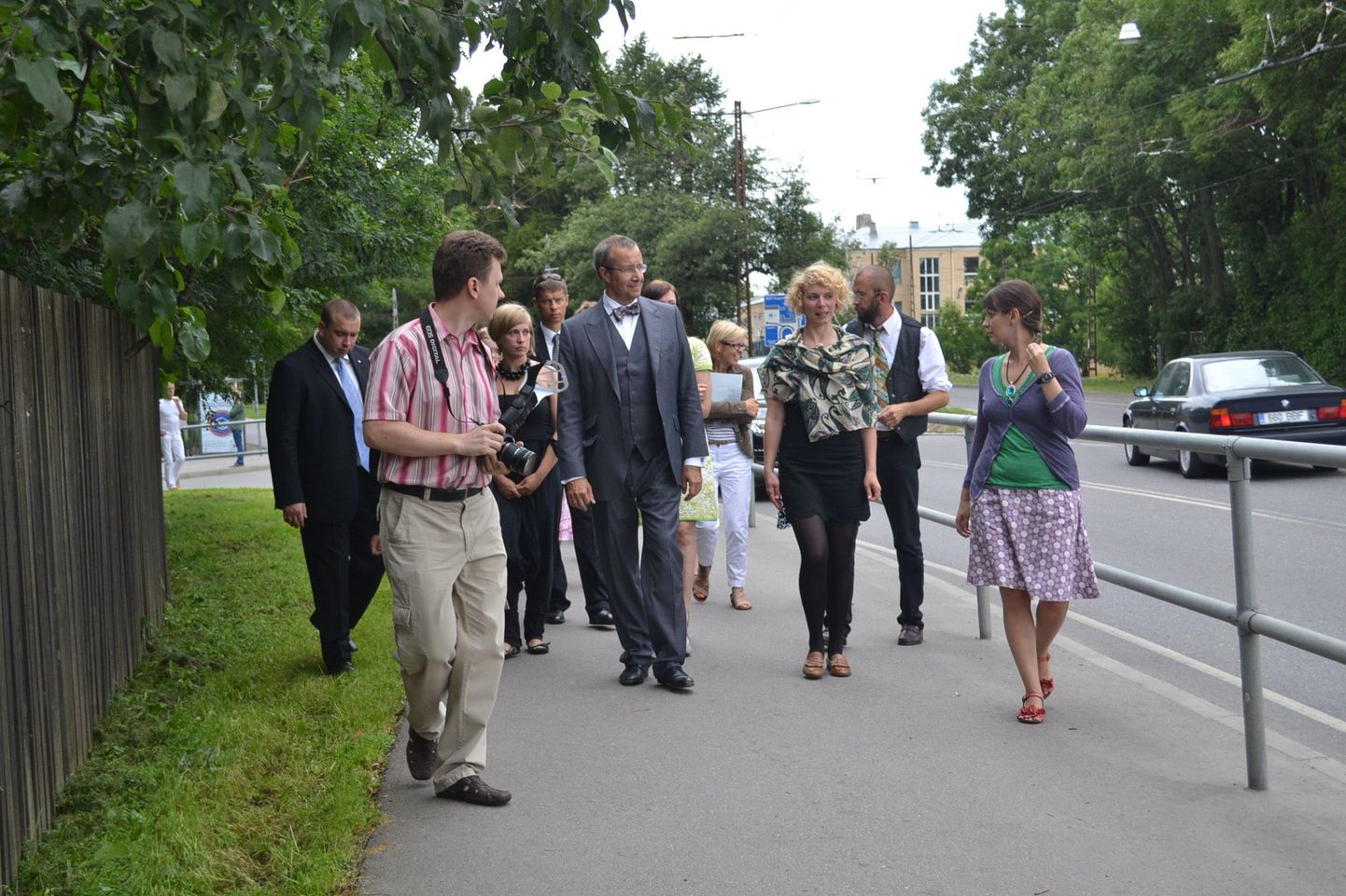 President Toomas Hendrik Ilves tegi koos seltsi liikmetega külas jalutuskäigu.
