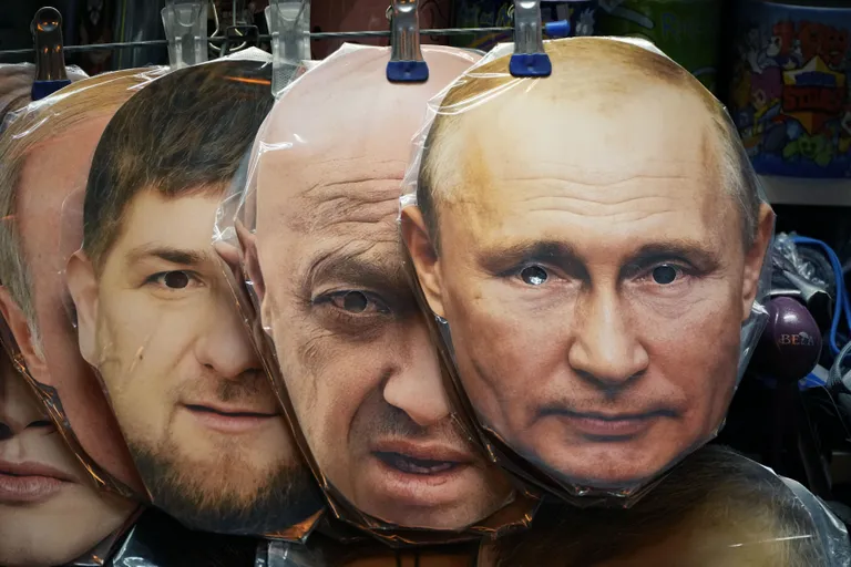 Маски с головами Владимира Путина, шефа частной военной компании «Вагнер» Евгения Пригожина и лидера Чечни Рамзана Кадырова в сувенирном магазине в Санкт-Петербурге, Россия, 4 июня 2023 года.