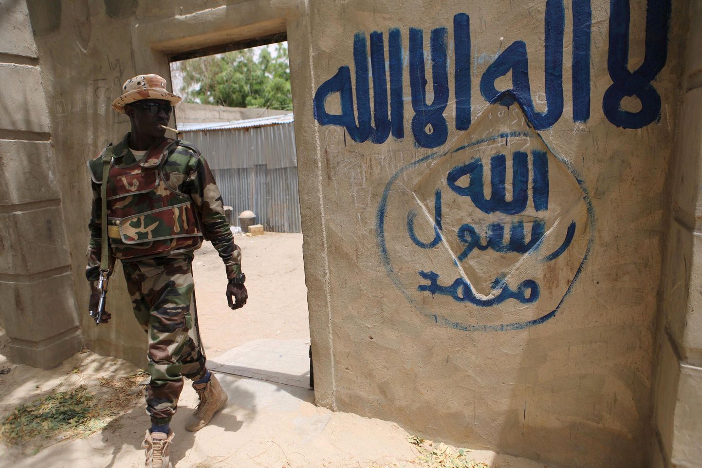 Nigeeria sõdur Boko Harami okupeeritud majas.