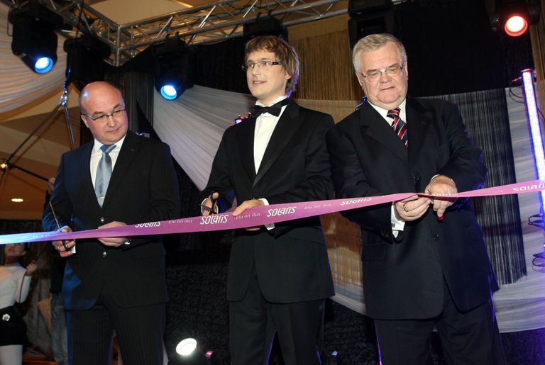 Tallinna toonane linnapea Edgar Savisaar, Solarise keskuse juhatuse liige Peeter Rebane ja AS Merko Ehitus juhatuse esimees Tiit Roben linti lõikamas. 9. oktoober 2009.