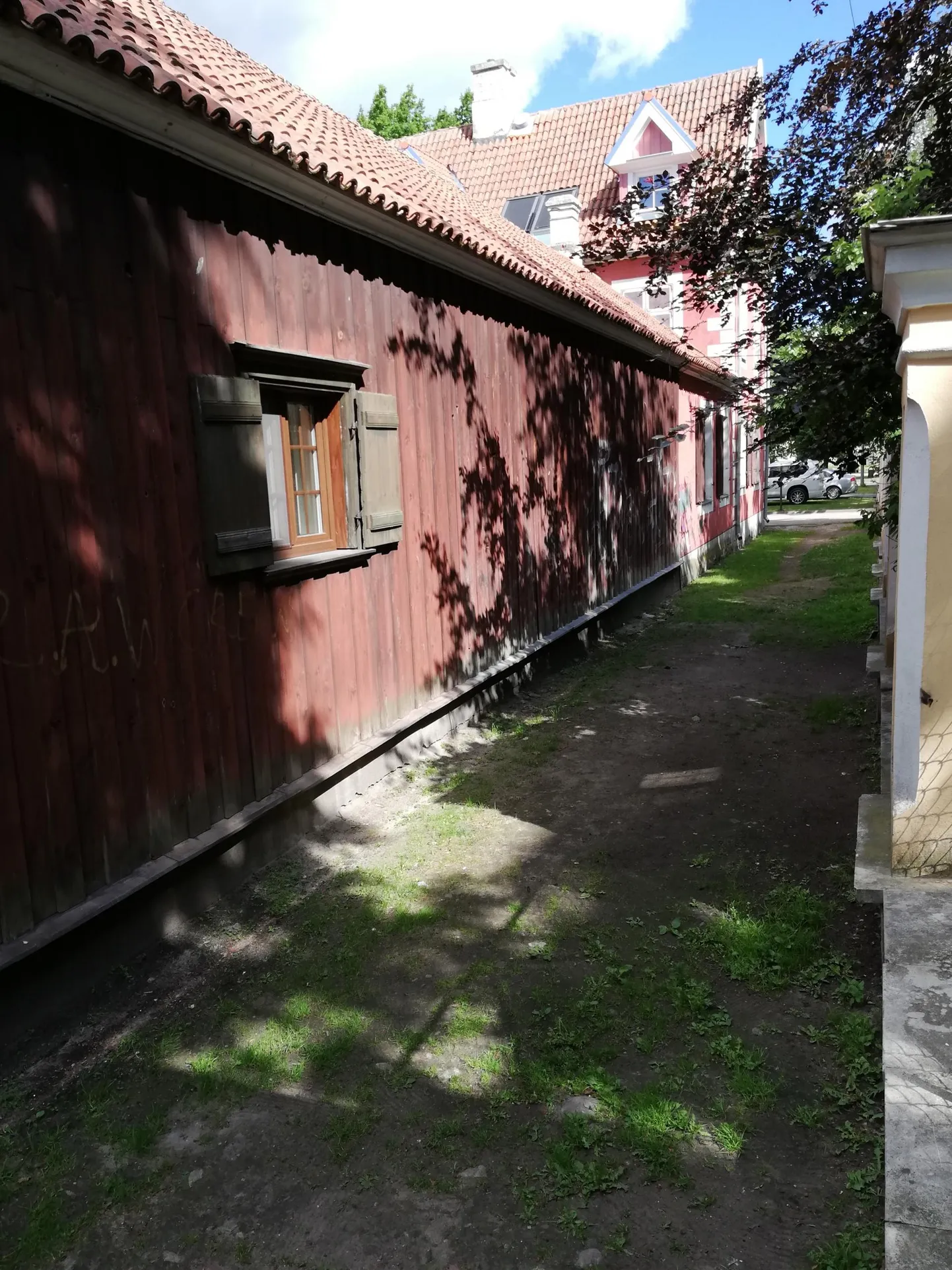 Pärnu lühim tänav meenutab rohkem külatanumat.
