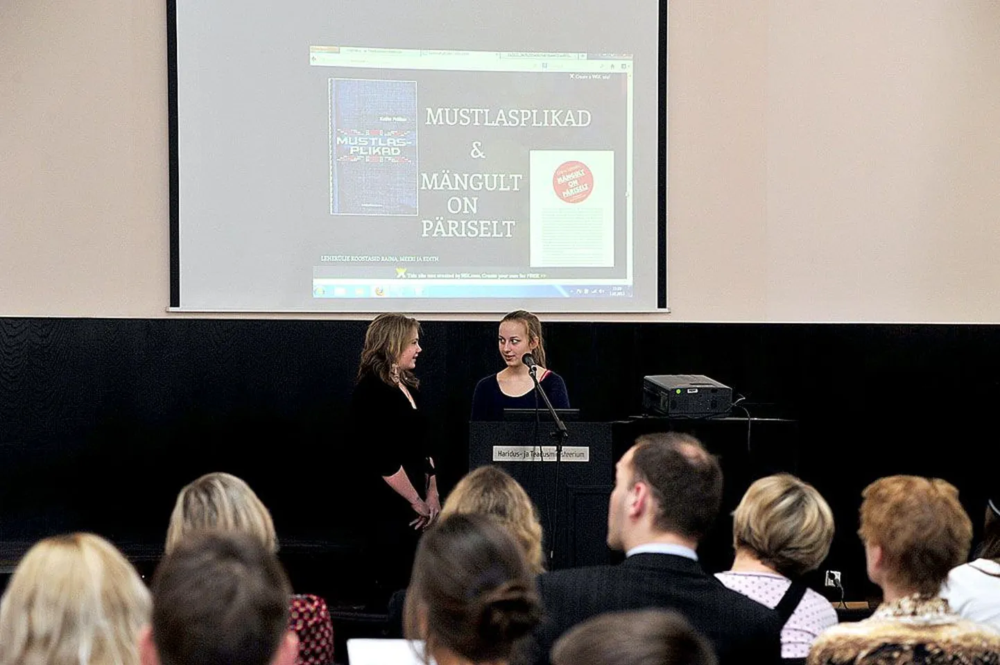 Haridus- ja teadusministeeriumi saalis tutvustasid eile kõige esimesena oma kirjanduslikku veebisaiti Veeriku kooli õpilased Meeri Jakobson (tagaplaanil vasakult) ja Edith Pärnik.