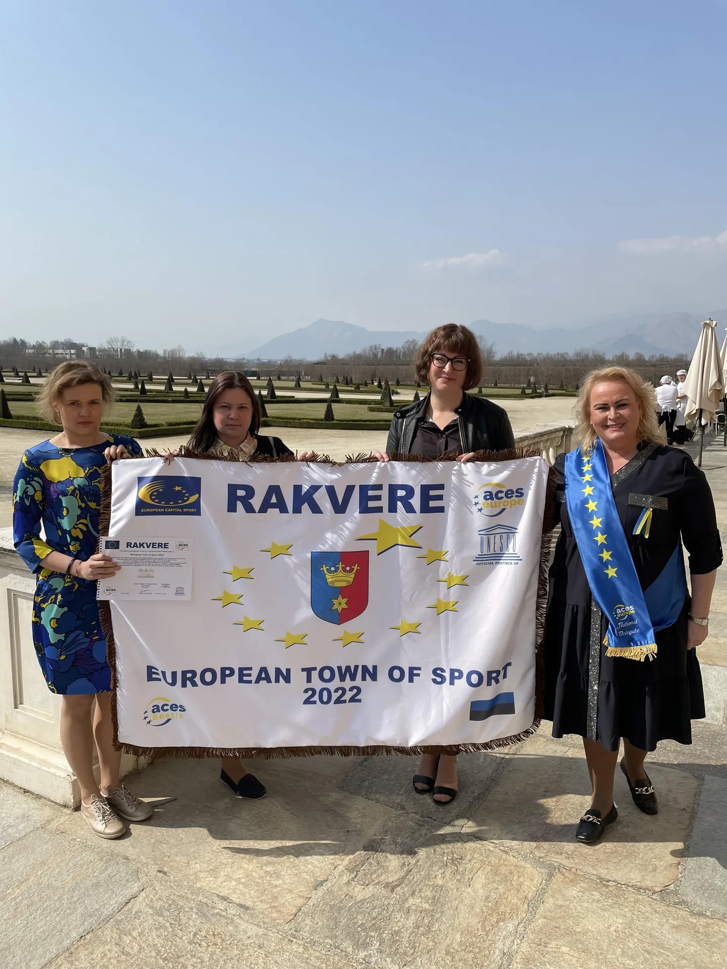 Rakvere delegatsioon (vasakult) Ave Sats, Katrin Joselin, Laila Talunik ja linnapea Triin Varek võtsid Itaalias Torino lähedal vastu Euroopa spordilinna tiitli, millega käib kaasas ametlik spordilinna lipp.
