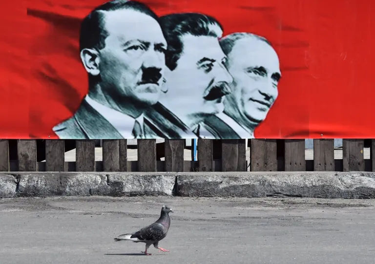 Kolmik: Hitler, Stalin, Putin.